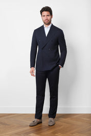 Ce costume croisé en laine est l'incarnation de l'élégance intemporelle. Sa coupe ajustée et sa fermeture à double boutonnage apportent une touche de sophistication à votre silhouette.