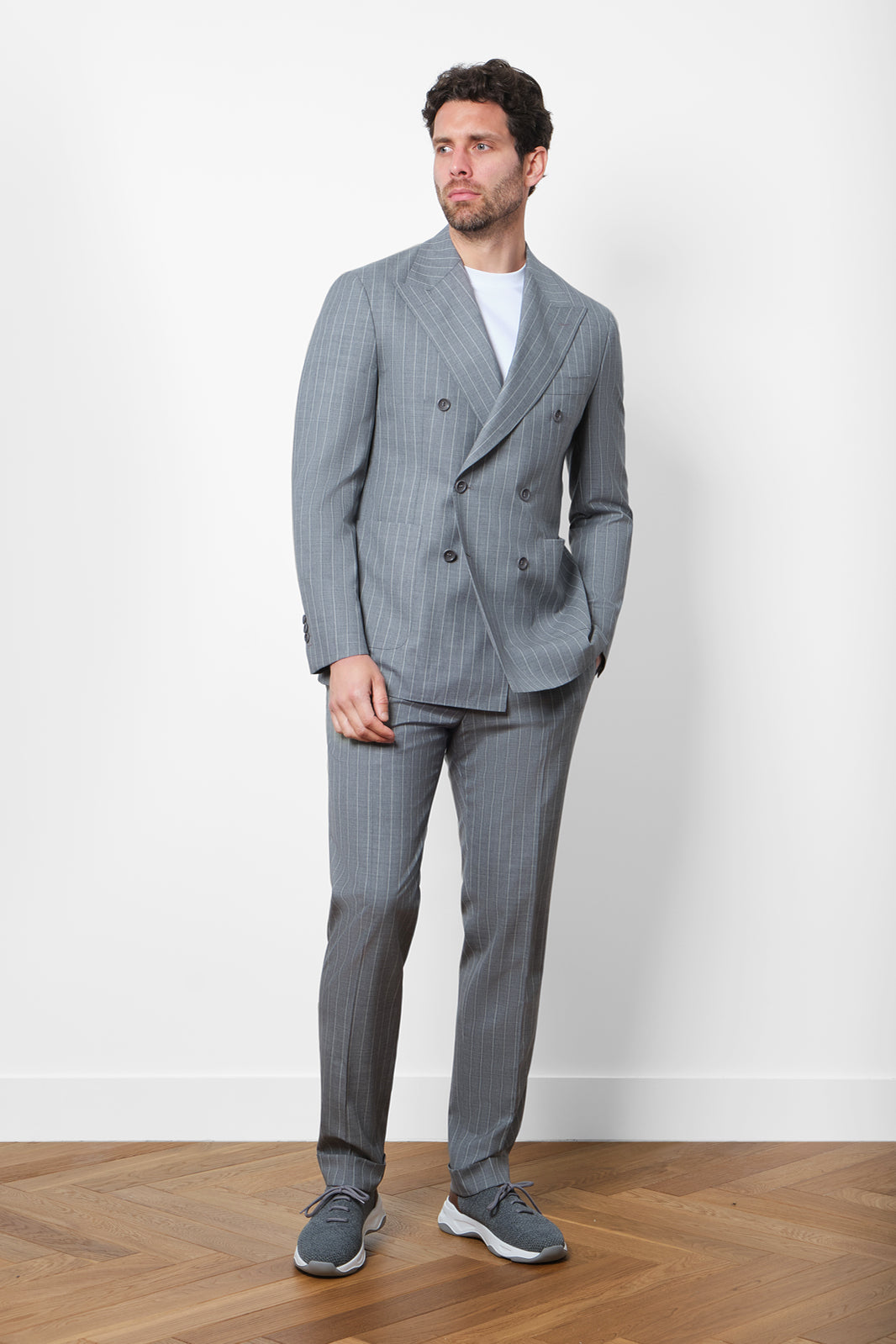 Ce costume croisé en laine est l'incarnation de l'élégance intemporelle. Sa coupe ajustée et sa fermeture à double boutonnage apportent une touche de sophistication à votre silhouette.