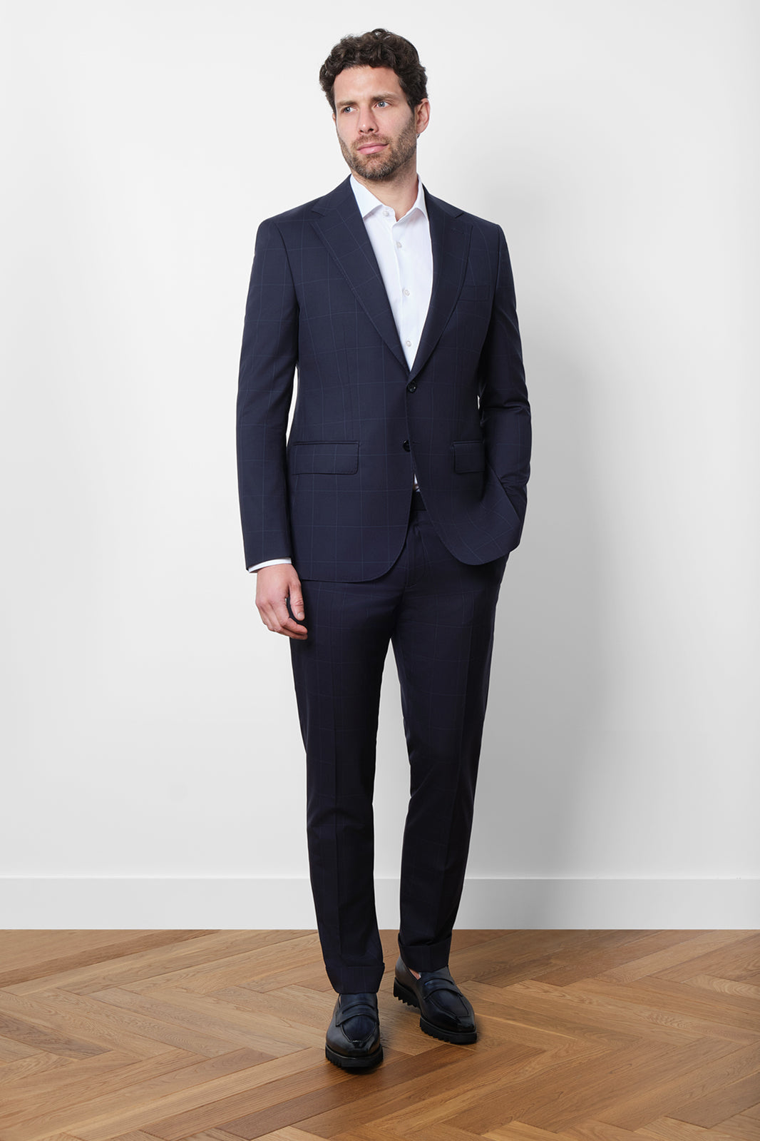 Découvrez notre costume coupe cintrée en 100% laine de chez Vitale Barberis Canonico , composé d'une veste à 2 boutons doublée et épaulée avec les poches à rabat sur le devant, et d'un pantalon à coupe traditionnelle.
