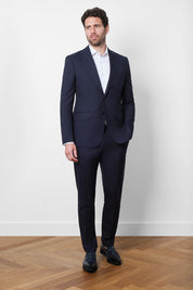 Découvrez notre costume coupe cintrée en 100% laine de chez Vitale Barberis Canonico , composé d'une veste à 2 boutons doublée et épaulée avec les poches à rabat sur le devant, et d'un pantalon à coupe traditionnelle.