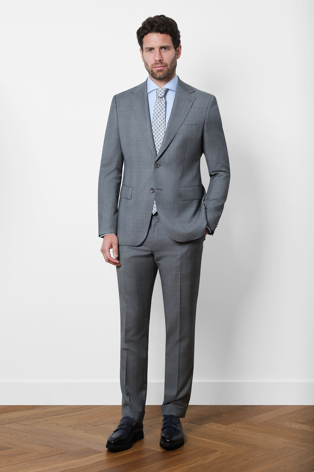 Découvrez notre costume coupe cintrée en 100% laine de chez Vitale Barberis Canonico , composé d'une veste à 2 boutons doublée et épaulée avec les poches à rabat sur le devant, et d'un pantalon à coupe traditionnelle.