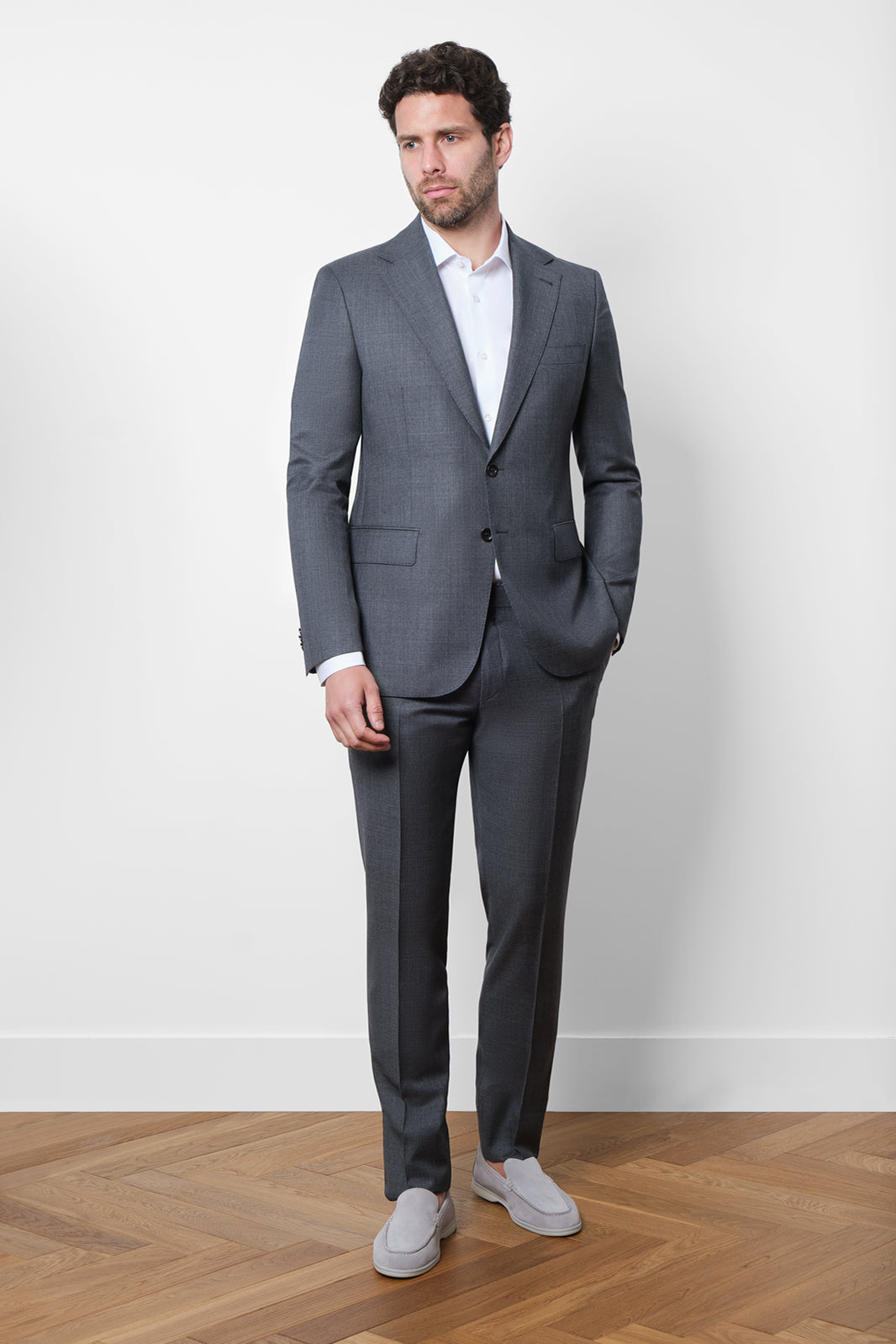Découvrez notre costume coupe cintrée en 100% laine de chez Vitale Barberis Canonico , composé d'une veste à 2 boutons doublée et épaulée avec les poches à rabat sur le devant, et d'un pantalon à coupe traditionnelle.