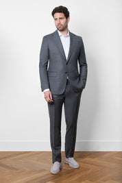 Découvrez notre costume coupe cintrée en 100% laine de chez Vitale Barberis Canonico , composé d'une veste à 2 boutons doublée et épaulée avec les poches à rabat sur le devant, et d'un pantalon à coupe traditionnelle.