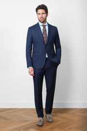 Découvrez notre costume coupe cintrée en 100% laine de chez Vitale Barberis Canonico , composé d'une veste à 2 boutons doublée et épaulée avec les poches à rabat sur le devant, et d'un pantalon à coupe traditionnelle.