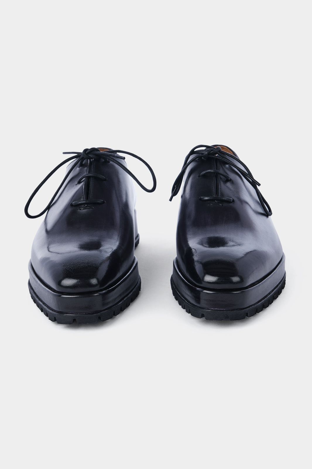 Découvrez nos Richelieu à lacets en cuir patiné, dotés d'une semelle épaisse, compensée et antidérapante en gomme pour un confort absolu et une adhérence optimale grâce au système Vibram