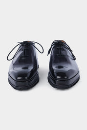 Découvrez nos Richelieu à lacets en cuir patiné, dotés d'une semelle épaisse, compensée et antidérapante en gomme pour un confort absolu et une adhérence optimale grâce au système Vibram