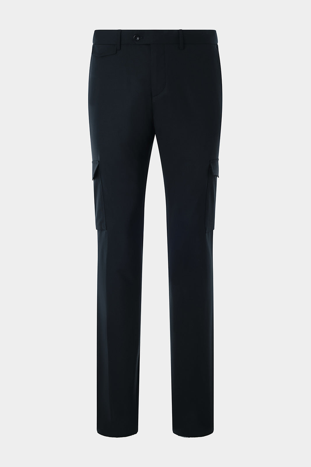 Vue sur fond blanc d'un pantalon cargo noir en laine élasthane taille semi-haute et poches cargo sur les côtés.