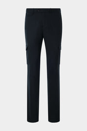 Vue sur fond blanc d'un pantalon cargo noir en laine élasthane taille semi-haute et poches cargo sur les côtés.