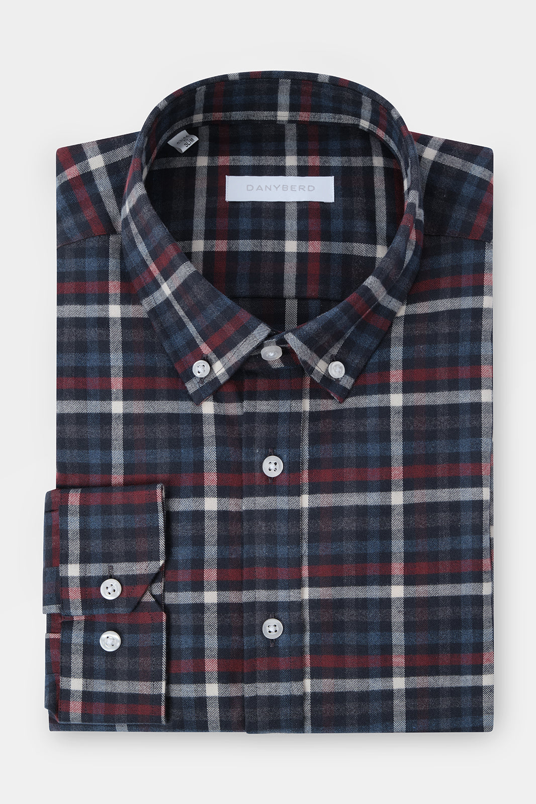Vue sur fond blanc d'une chemise à large carreaux marine, grise et rouge et col boutonné en coton italien.