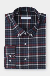 Vue sur fond blanc d'une chemise à large carreaux marine, grise et rouge et col boutonné en coton italien.