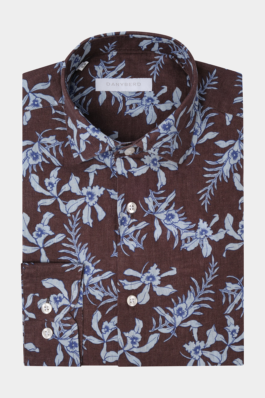 Confectionnée dans un lin haut de gamme, sa légèreté et sa souplesse en font une chemise d'un confort inégalé.