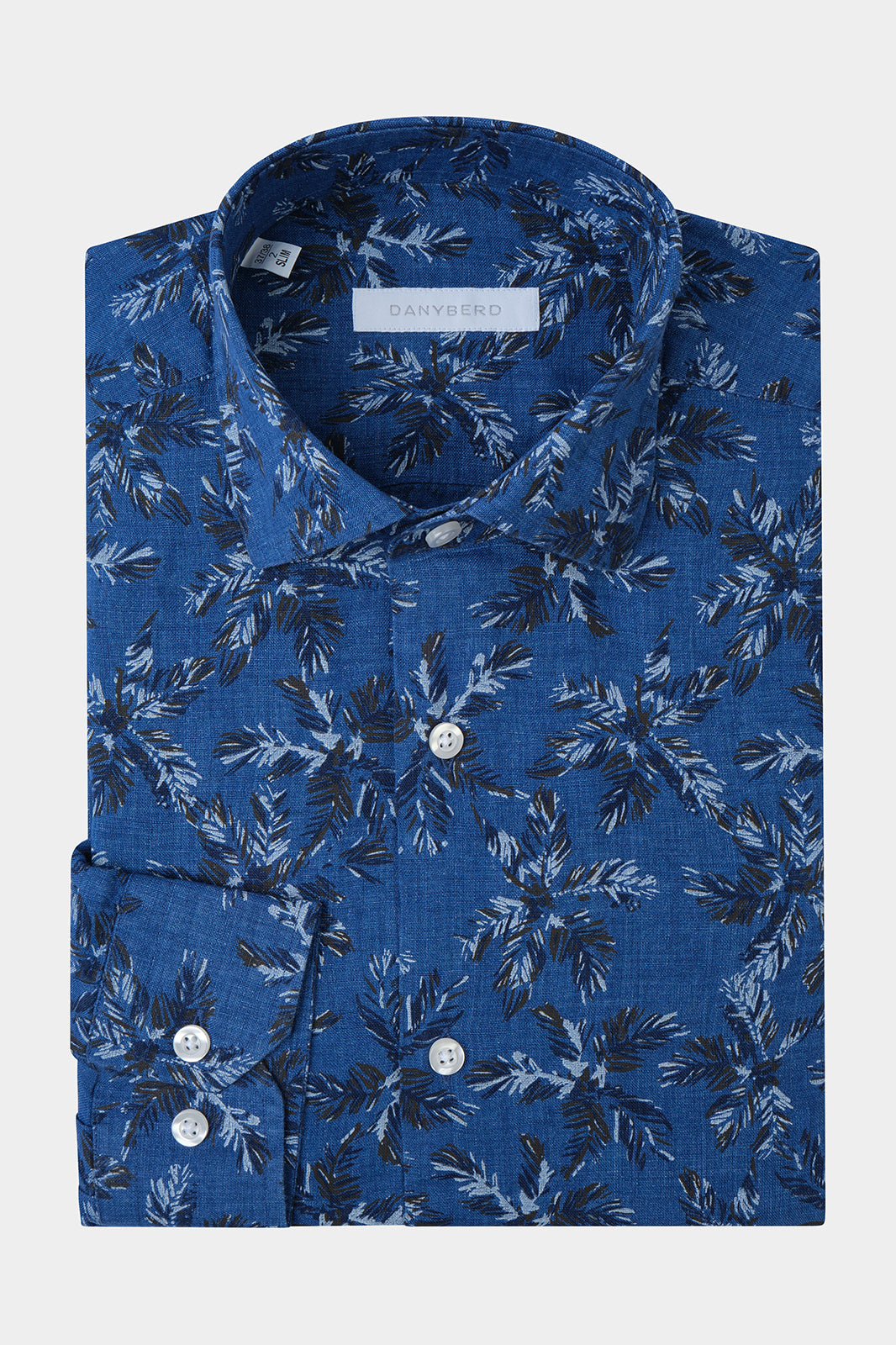 Confectionnée dans un lin haut de gamme, sa légèreté et sa souplesse en font une chemise d'un confort inégalé.