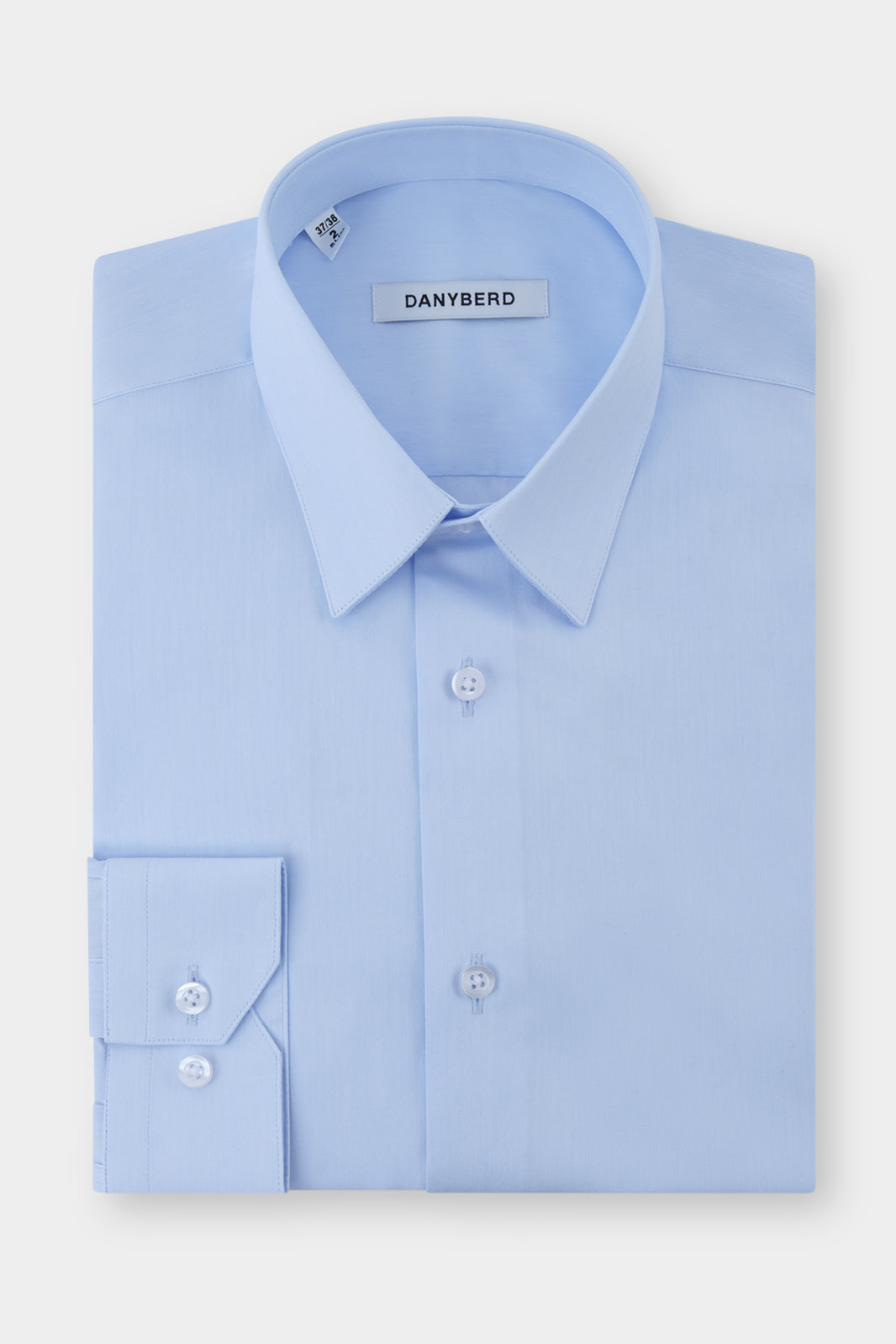 Vous ne verrez pas cette chemise sur tout le monde, elle se porte sans cravate mais avec beaucoup de style. Elle est idéale sous toutes les formes de costumes et sur pantalon à patte de serrage.
