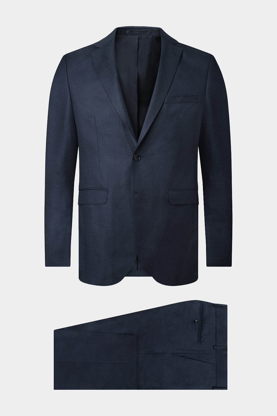Découvrez notre costume coupe cintrée en 100% laine de chez Vitale Barberis Canonico , composé d'une veste à 2 boutons doublée et épaulée avec les poches à rabat sur le devant, et d'un pantalon à coupe traditionnelle.