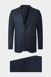 Découvrez notre costume coupe cintrée en 100% laine de chez Vitale Barberis Canonico , composé d'une veste à 2 boutons doublée et épaulée avec les poches à rabat sur le devant, et d'un pantalon à coupe traditionnelle.
