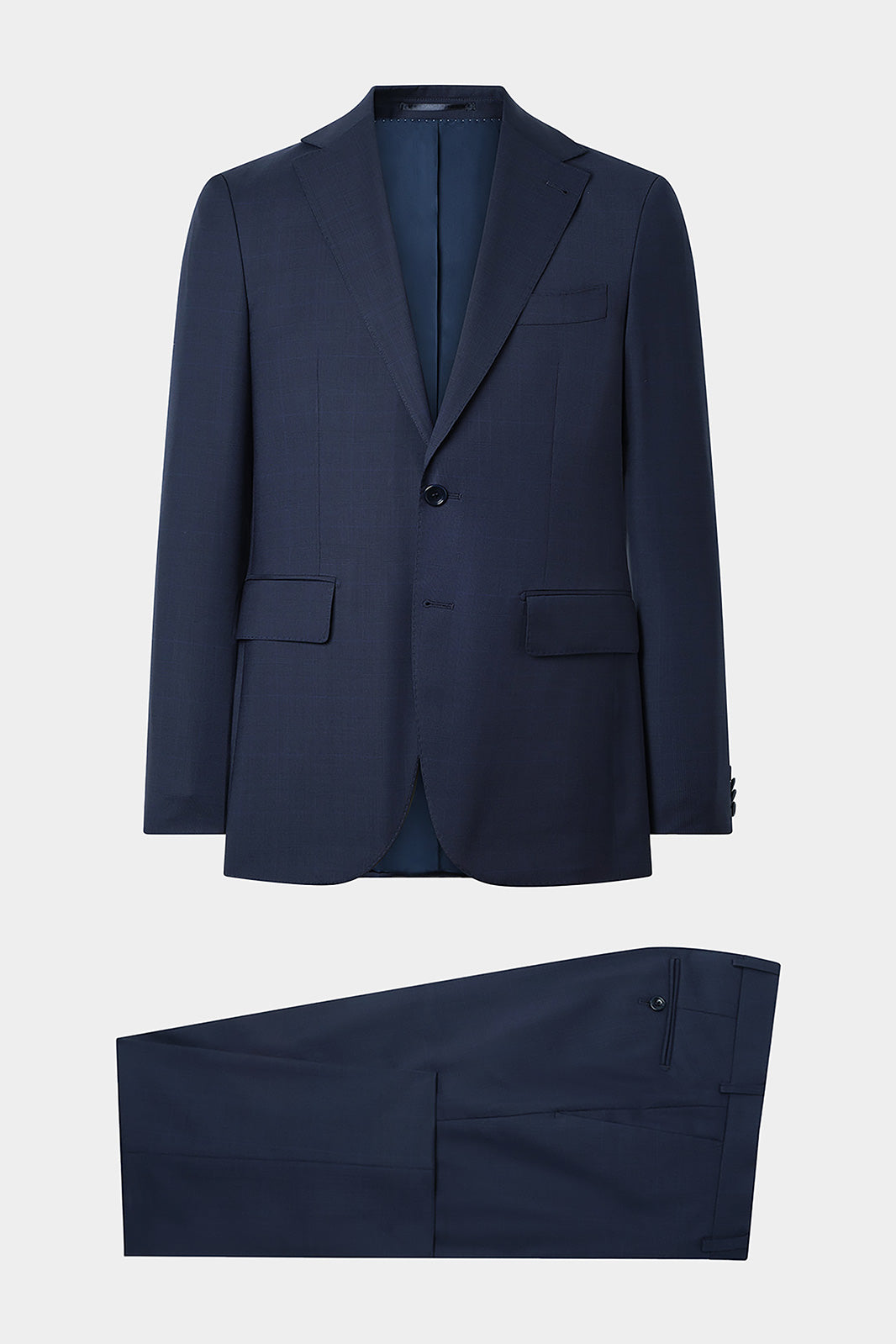 Il se porte aussi bien pour un évènement habillé, pour une occasion professionnelle ou familiale.
