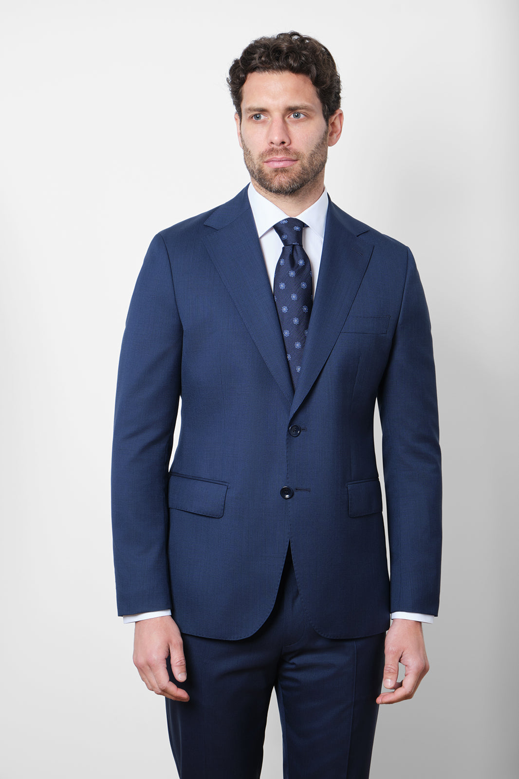 Découvrez notre costume coupe cintrée en 100% laine de chez Vitale Barberis Canonico , composé d'une veste à 2 boutons doublée et épaulée avec les poches à rabat sur le devant, et d'un pantalon à coupe traditionnelle.