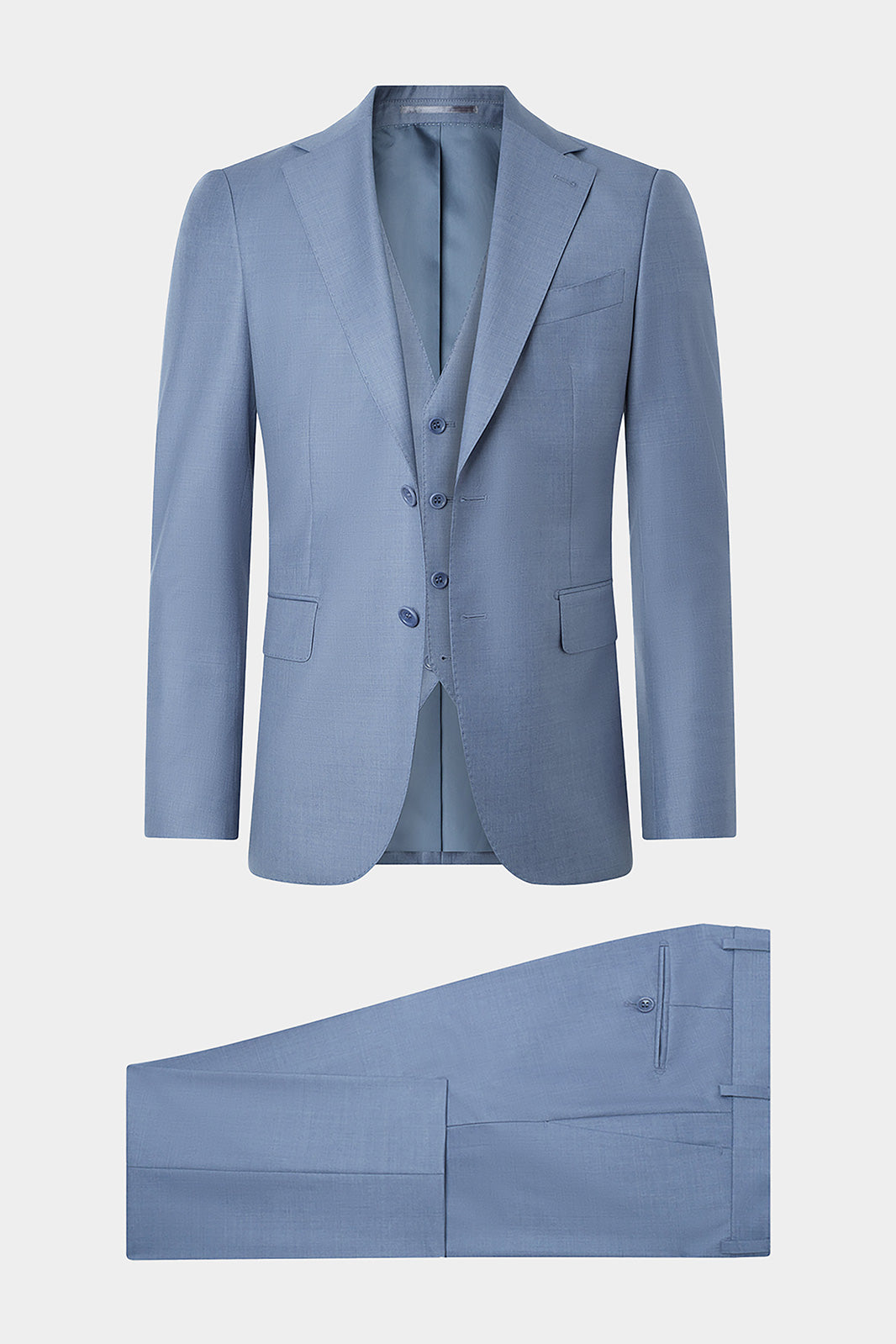 Découvrez notre costume 3 pièces coupe cintrée en 100% laine de chez Reda. Il est composé d'une veste revers traditionnel à deux boutons avec épaulette et doublée avec les poches à rabat sur le devant, d'un gilet et d'un pantalon traditionnel. Il est essentiel à votre garde robe lorsque vous souhaitez un look élaboré et élégant.