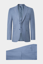 Découvrez notre costume 3 pièces coupe cintrée en 100% laine de chez Reda. Il est composé d'une veste revers traditionnel à deux boutons avec épaulette et doublée avec les poches à rabat sur le devant, d'un gilet et d'un pantalon traditionnel. Il est essentiel à votre garde robe lorsque vous souhaitez un look élaboré et élégant.