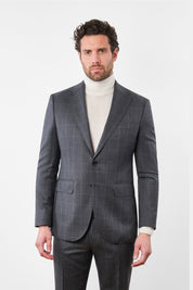 Découvrez notre costume coupe cintrée en 100% laine, composé d'une veste à 2 boutons doublée et épaulée avec les poches à rabat sur le devant, et d'un pantalon à coupe traditionnelle.