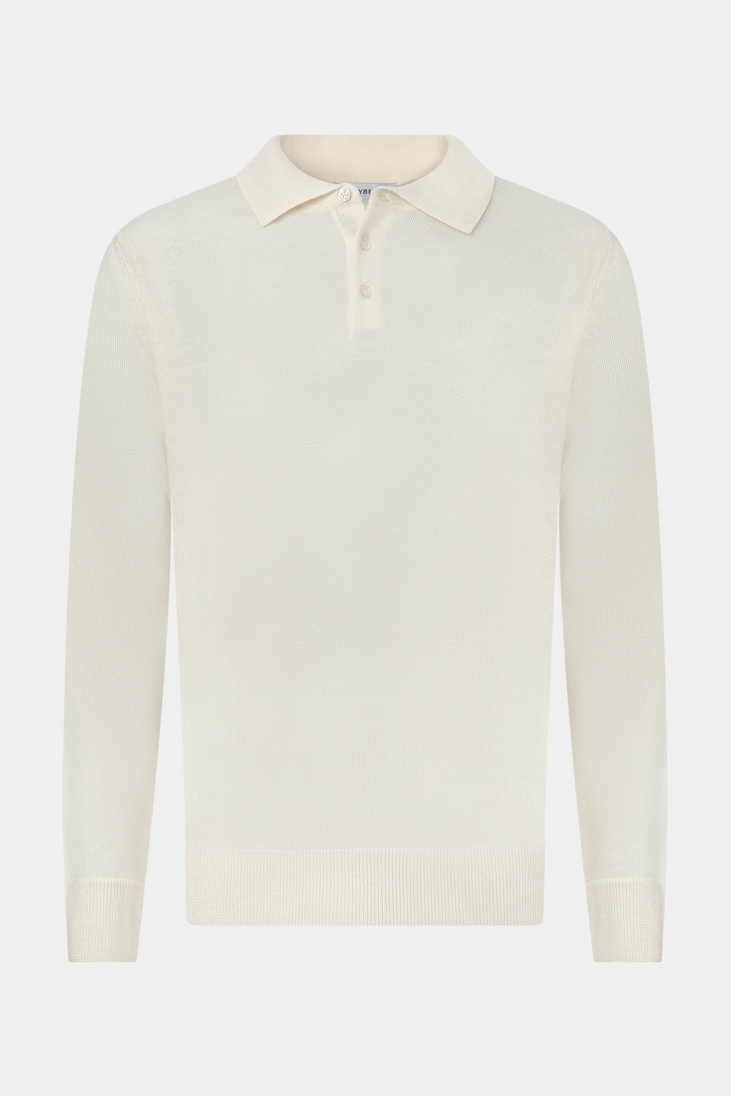 vue sur fond blanc cassé d'un pull col polo blanc avec 3 boutons et au bord cote