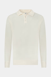 vue sur fond blanc cassé d'un pull col polo blanc avec 3 boutons et au bord cote