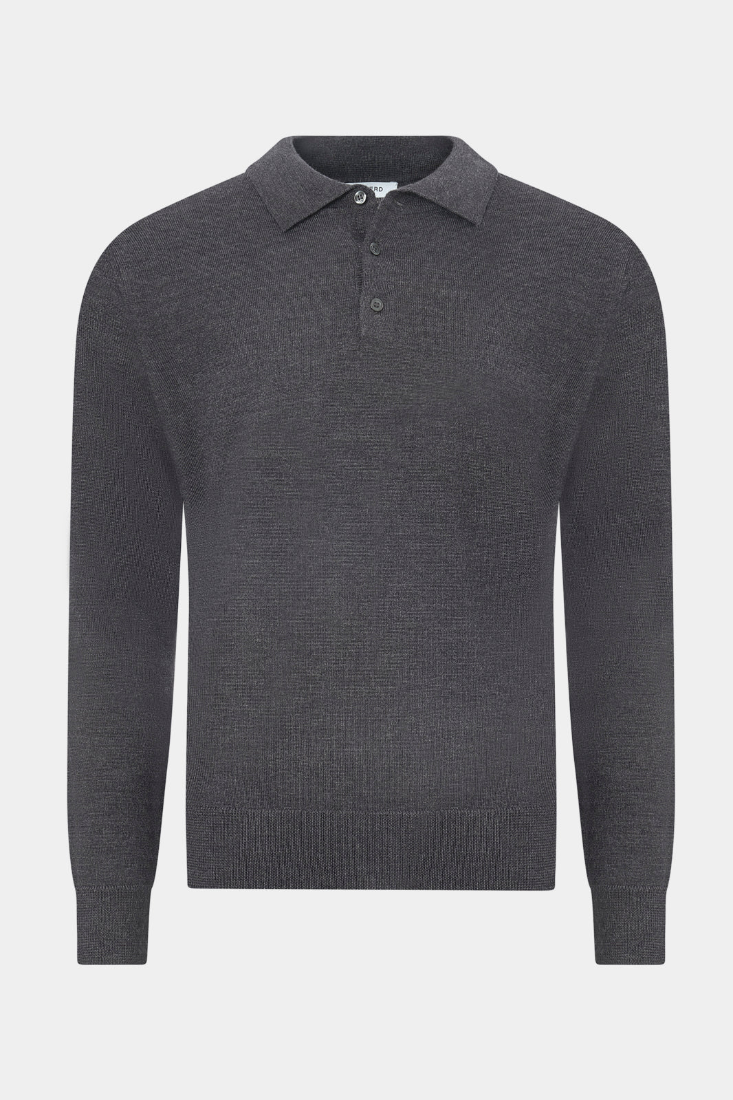 vue sur fond blanc d'un pull col polo gris anthracite avec 3 boutons et au bord cote