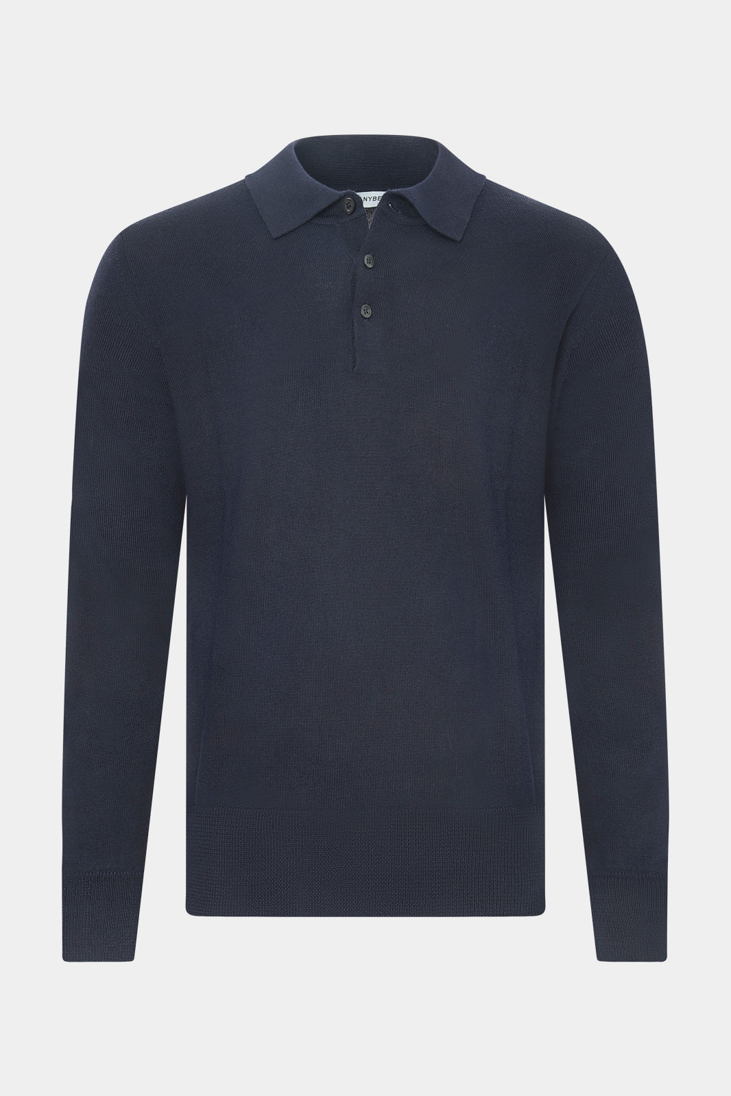 vue sur fond blanc d'un pull col polo marine avec 3 boutons et au bord cote