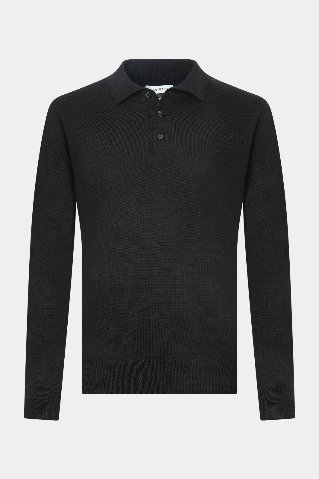 vue sur fond blanc d'un pull col polo noir avec 3 boutons et au bord cote