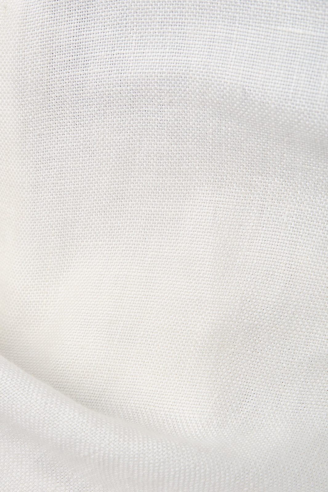 Zoom sur la matière du costume en lin blanc