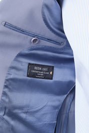 Détails de la poche et de l'étiquette intérieure de la veste du costume lilas.
