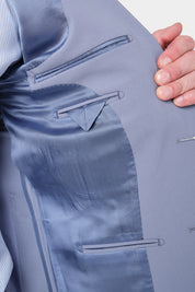 Détails des poches intérieures de la veste du costume lilas.