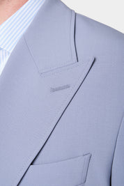 Plan rapproché des revers en pointe de la veste de costume lilas.