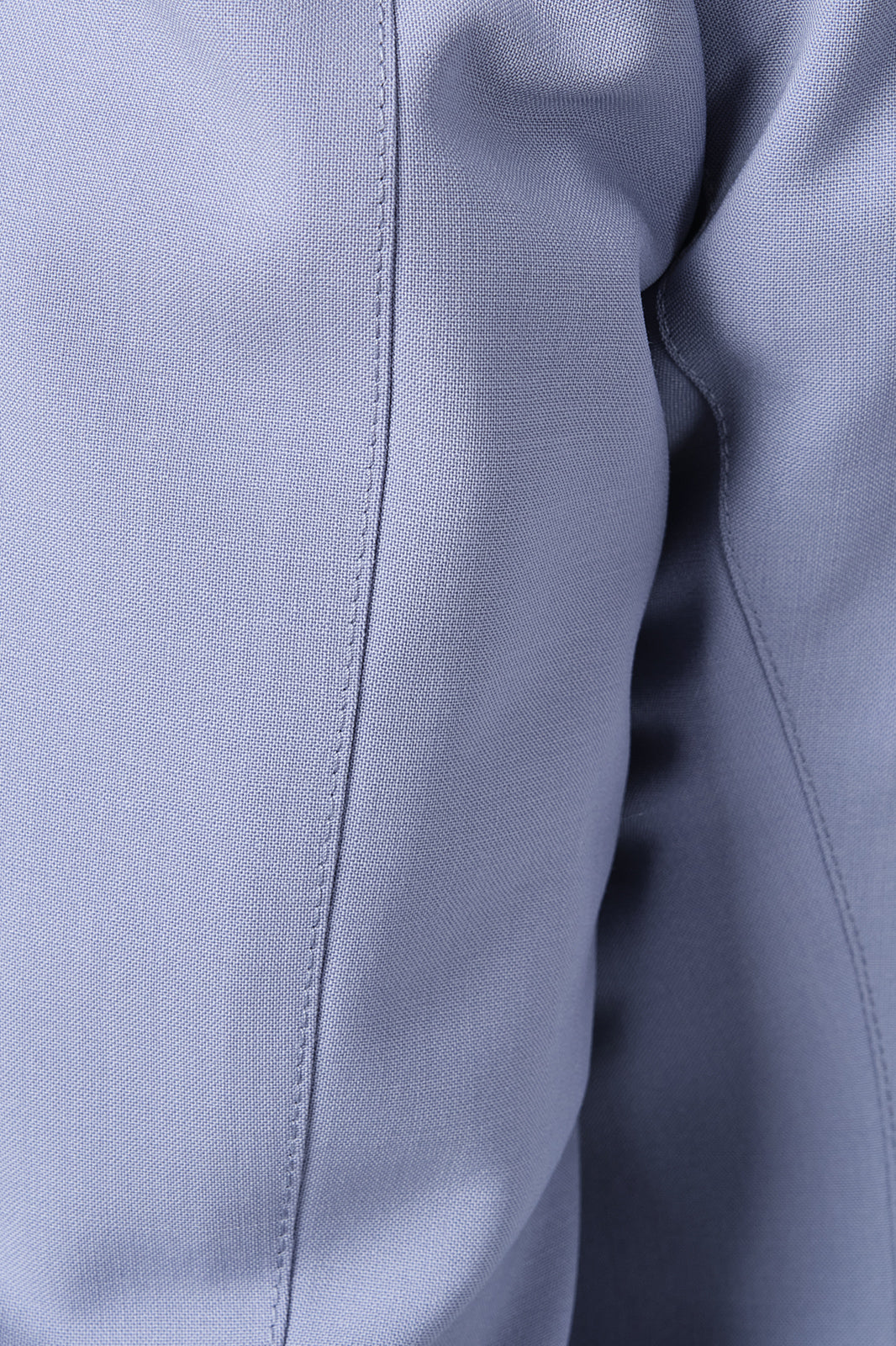 Détail du tissu du costume en laine lilas.