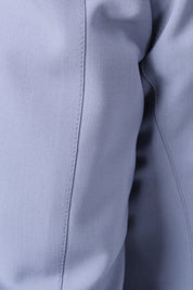 Détail du tissu du costume en laine lilas.