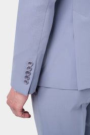Zoom sur la manche de la veste du costume lilas.