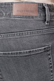 Zoom sur les détails d'un jean coupe slim en coton et élasthanne de couleur grise.