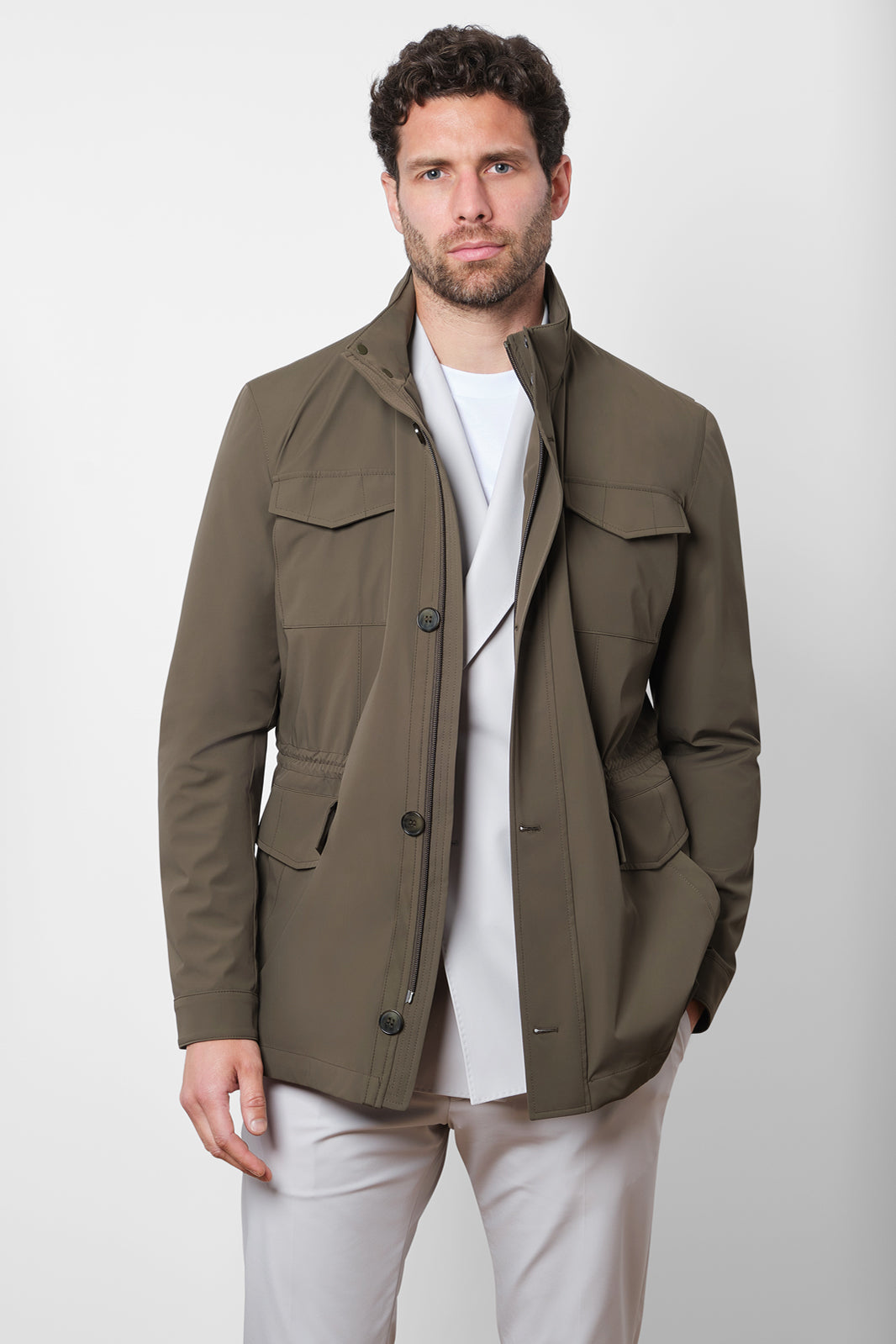 Cette veste est conçue pour vous protéger des éléments tout en vous gardant au sec grâce à son tissu technique et souple. Avec son col montant zippé, ses 2 poches et sa capuche dans le col, il est à la fois fonctionnel et élégant. Passer la saison avec cette veste sera dès plus agréable. Idéal pour affronter les petites pluies en restant stylé.