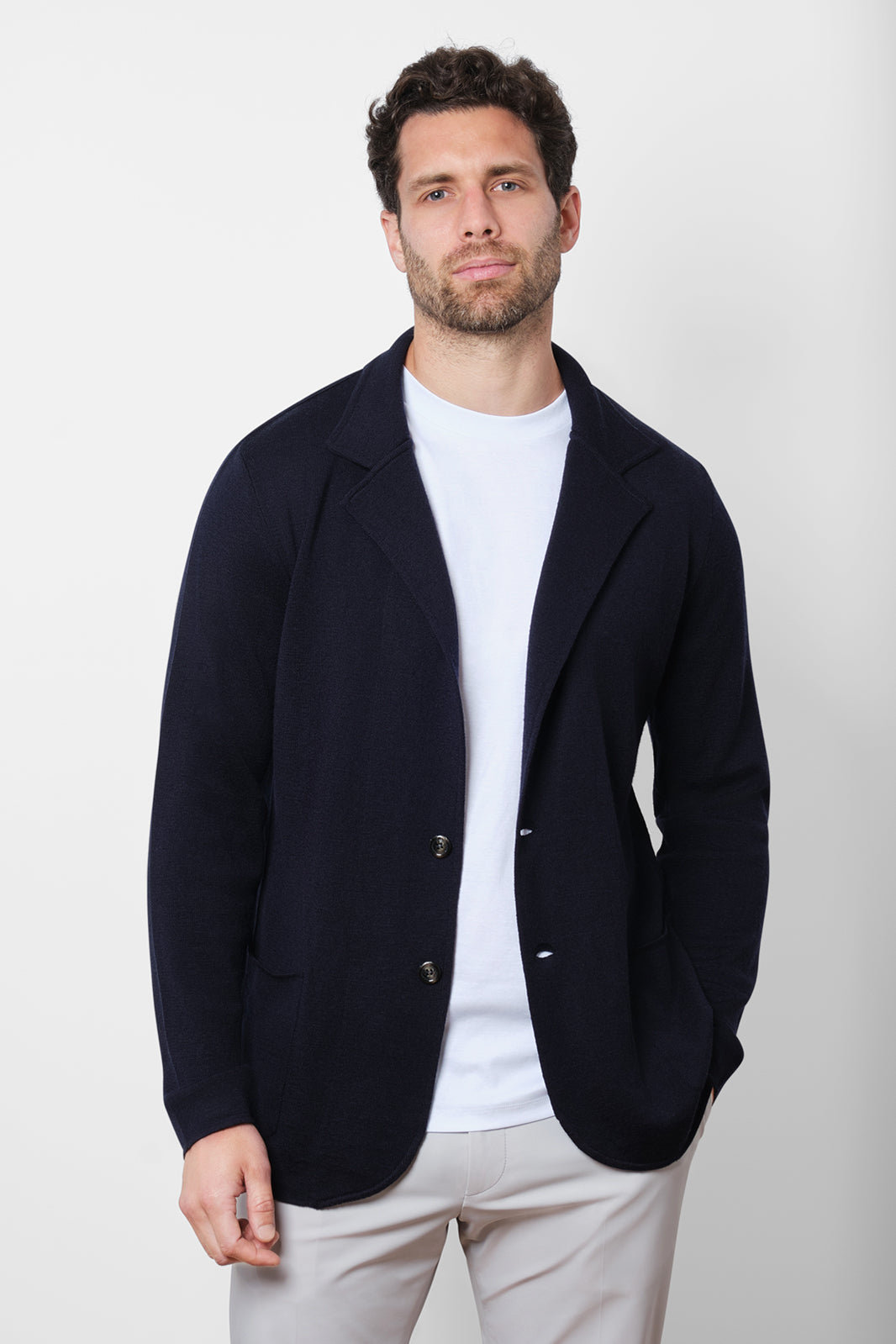 Venez découvrir la veste marine qui ne vous quittera plus. Elle se porte idéalement fermée, elle se compose de 2 boutons. Elle est en 100% laine, fabriquée en Italie, un pays réputé pour son savoir-faire en matière de mode et de textiles.
Elle complétera vos looks casual-chic sur une chemise ou un élégant tee-shirt.