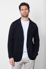 Venez découvrir la veste marine qui ne vous quittera plus. Elle se porte idéalement fermée, elle se compose de 2 boutons. Elle est en 100% laine, fabriquée en Italie, un pays réputé pour son savoir-faire en matière de mode et de textiles.
Elle complétera vos looks casual-chic sur une chemise ou un élégant tee-shirt.