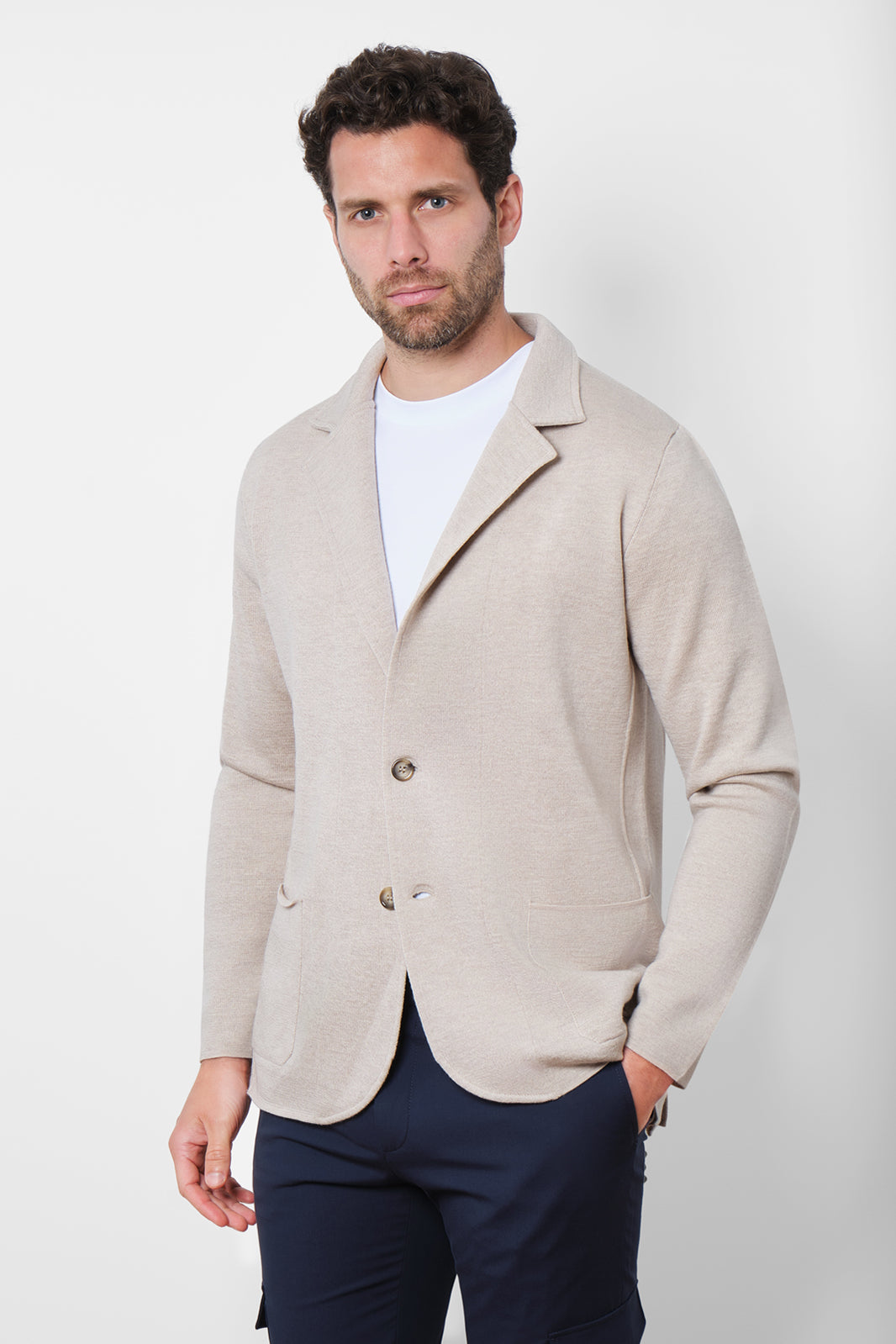 Venez découvrir la veste beige qui ne vous quittera plus. Elle se porte idéalement fermée, elle se compose de 2 boutons. Elle est en 100% laine, fabriquée en Italie, un pays réputé pour son savoir-faire en matière de mode et de textiles.
Elle complétera vos looks casual-chic sur une chemise ou un élégant tee-shirt.