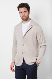 Venez découvrir la veste beige qui ne vous quittera plus. Elle se porte idéalement fermée, elle se compose de 2 boutons. Elle est en 100% laine, fabriquée en Italie, un pays réputé pour son savoir-faire en matière de mode et de textiles.
Elle complétera vos looks casual-chic sur une chemise ou un élégant tee-shirt.