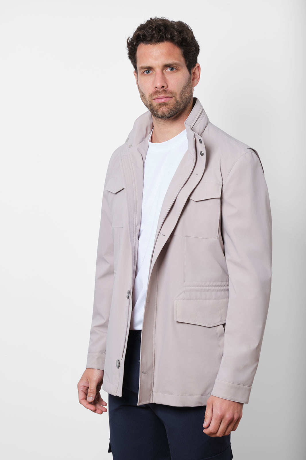 Cette veste est conçue pour vous protéger des éléments tout en vous gardant au sec grâce à son tissu technique et souple. Avec son col montant zippé, ses 2 poches et sa capuche dans le col, il est à la fois fonctionnel et élégant. Passer la saison avec cette veste sera dès plus agréable. Idéal pour affronter les petites pluies en restant stylé.