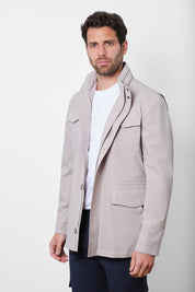 Cette veste est conçue pour vous protéger des éléments tout en vous gardant au sec grâce à son tissu technique et souple. Avec son col montant zippé, ses 2 poches et sa capuche dans le col, il est à la fois fonctionnel et élégant. Passer la saison avec cette veste sera dès plus agréable. Idéal pour affronter les petites pluies en restant stylé.