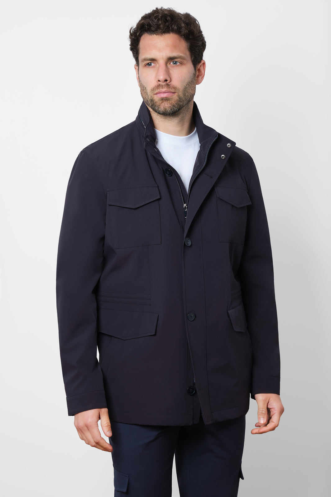 Cette veste est conçue pour vous protéger des éléments tout en vous gardant au sec grâce à son tissu technique et souple. Avec son col montant zippé, ses 2 poches et sa capuche dans le col, il est à la fois fonctionnel et élégant. Passer la saison avec cette veste sera dès plus agréable. Idéal pour affronter les petites pluies en restant stylé.
