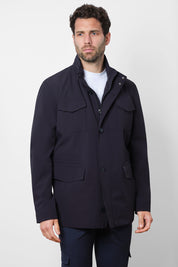 Cette veste est conçue pour vous protéger des éléments tout en vous gardant au sec grâce à son tissu technique et souple. Avec son col montant zippé, ses 2 poches et sa capuche dans le col, il est à la fois fonctionnel et élégant. Passer la saison avec cette veste sera dès plus agréable. Idéal pour affronter les petites pluies en restant stylé.