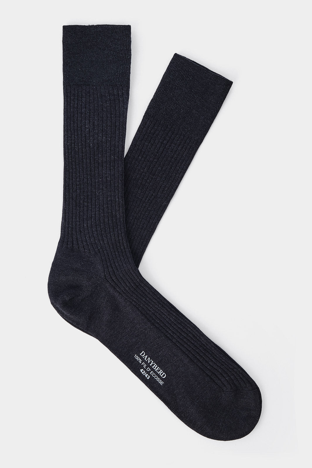 Chaussettes hautes gris anthracite en 100% Fil d'Écosse de la marque DANYBERD, taille 42/43. Design côtelé, parfait pour un usage formel ou professionnel.