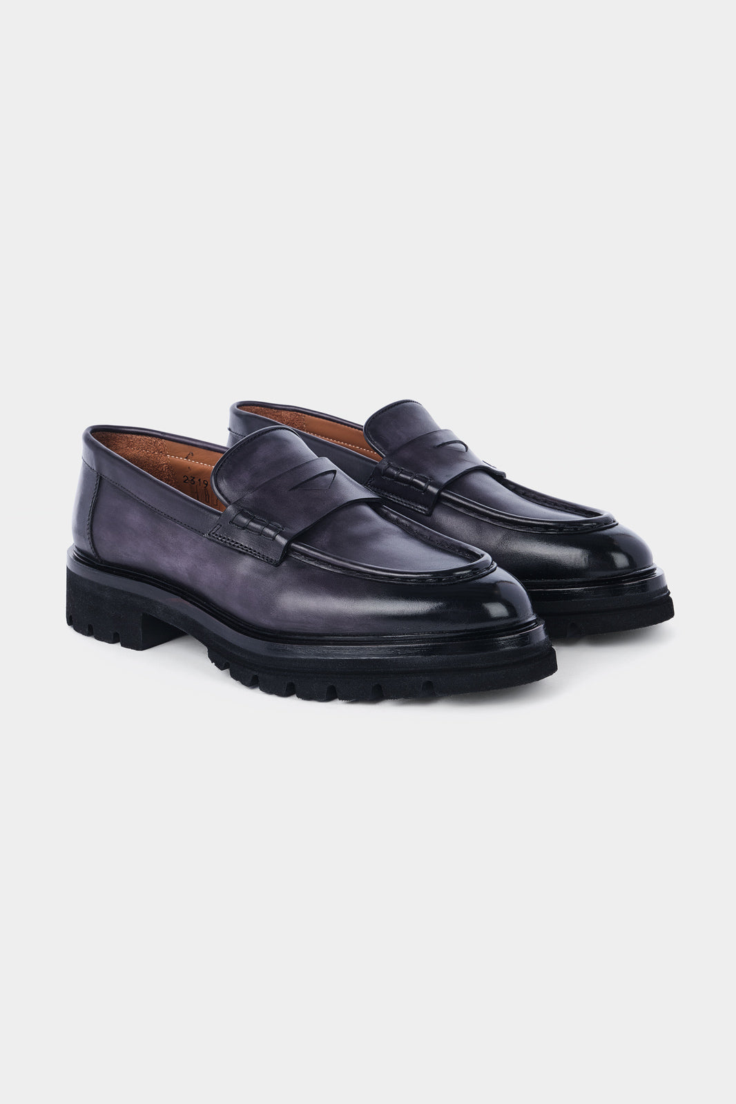Photo de mocassins en cuir patiné gris, dotés d'une semelle crantée antidérapante en gomme pour un confort absolu et une adhérence optimale.