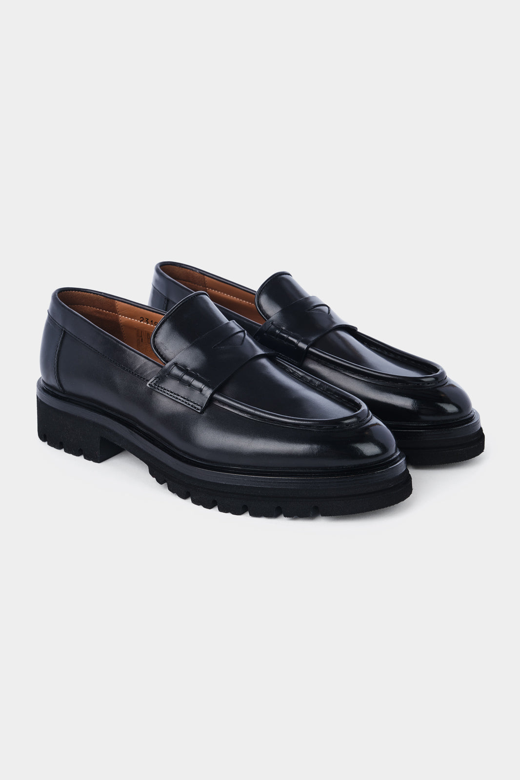 Photo de mocassins en cuir patiné noir, dotés d'une semelle crantée antidérapante en gomme pour un confort absolu et une adhérence optimale.