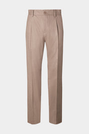 Vue sur fond blanc d'un pantalon large en flanelle beige avec un pli sur le devant.